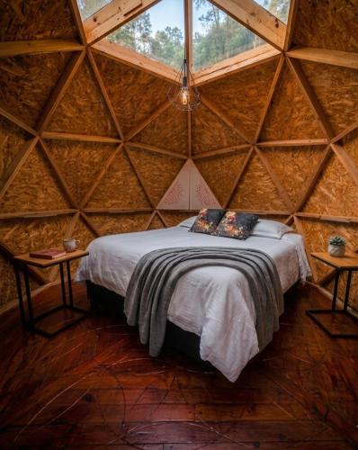 a bedroom with a bed in a yurt at Glamping mágico en el Bosque in Oicatá
