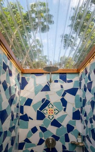 a bathroom with a window and a tiled wall at Glamping mágico en el Bosque in Oicatá