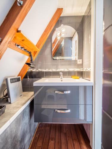 a bathroom with a sink and a mirror at Gite Gewurz n°4 à Kaysersberg in Kaysersberg