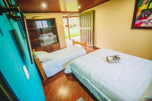 a room with two beds with flowers in the middle at Cabaña privada en Oicata in Oicatá