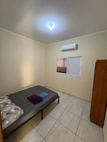 a bedroom with a bed in a room with a window at Casa próximo da Havan, UFMS e ArenaMix com Garagem in Três Lagoas