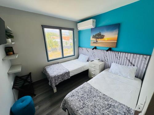 ein kleines Zimmer mit zwei Betten und einem Fenster in der Unterkunft Central Boutique Hotel in Oranjestad