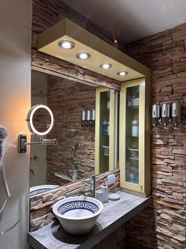 a bathroom with a large sink and a mirror at Lysa Paraná in Paraná