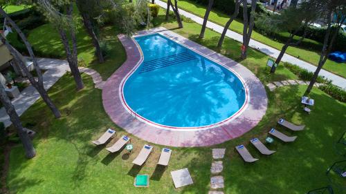 an overhead view of a swimming pool with chairs and trees at Hotel Misión San Miguel de Allende in San Miguel de Allende
