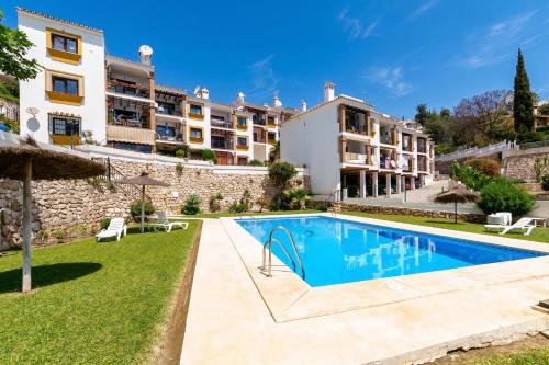 Sunny Tranquility With Pool - Happy Rentals