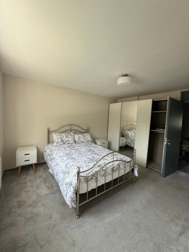 a bedroom with a bed and a mirror at Beautiful Spacious Flat in Oxford