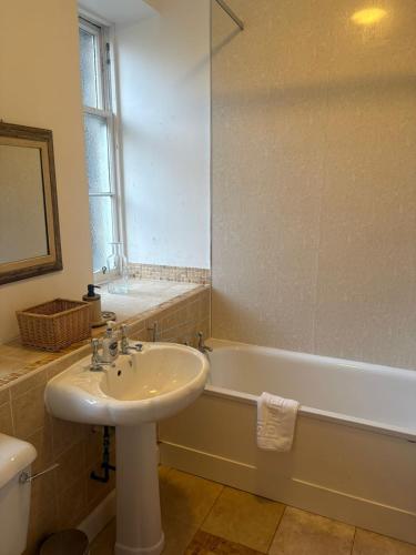 Charming Old Schoolhouse Apartment in Dean Village photo 8