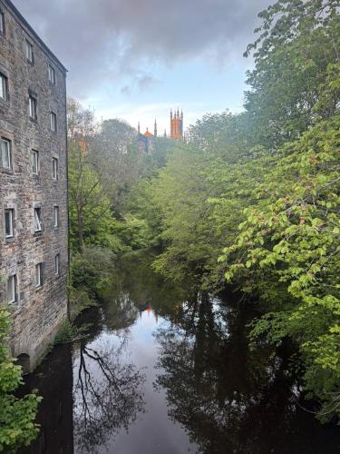 Charming Old Schoolhouse Apartment in Dean Village photo 3