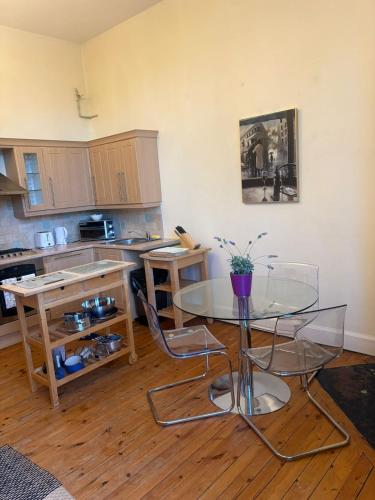 Charming Old Schoolhouse Apartment in Dean Village photo 5