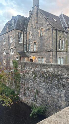 Charming Old Schoolhouse Apartment in Dean Village photo 10