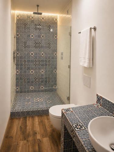 ein Badezimmer mit Dusche, Toilette und Waschbecken in der Unterkunft Hotel Barrio Boutique in Monterrey