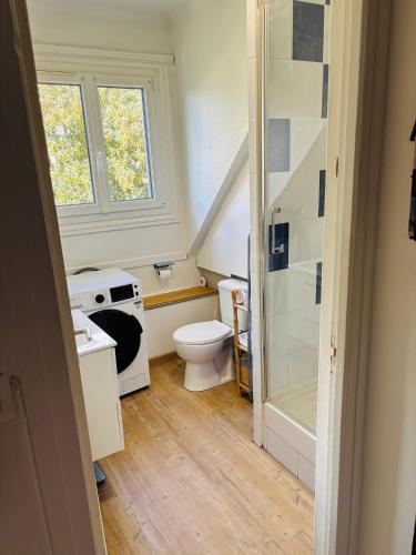 a small bathroom with a toilet and a sink at Studio meublé en centre ville proche gare SNCF in Beauvais