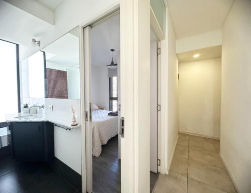 a room with a bathroom with a sink and a bedroom at Departamento 1 dormitorio Edificio SnJ in Rosario