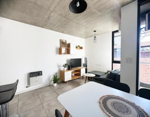 a living room with a white table and chairs at Departamento 1 dormitorio Edificio SnJ in Rosario