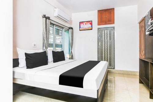 a bedroom with a large bed in a room at Super Hotel O Jessore Road Kolkata Formerly Skyline Serenity in Kolkata