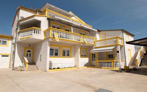 Apartments with parking space Pirovac, Sibenik - 25939