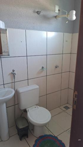 a bathroom with a toilet and a sink at Apartamento no Centro Proximo a Tudo in Barra do Garças