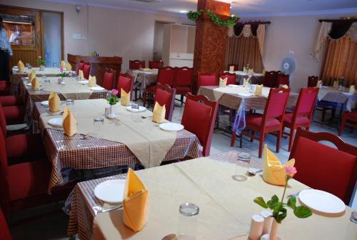 Restoran või mõni muu söögikoht majutusasutuses Hotel Akshaya