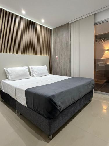 a bedroom with a large bed in a room at Luxury Park 35 in Cali