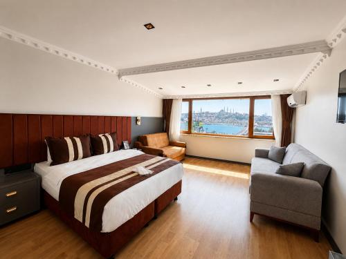 ein Hotelzimmer mit Bett, Stuhl und Fenster in der Unterkunft The PeraPort Hotel in Istanbul