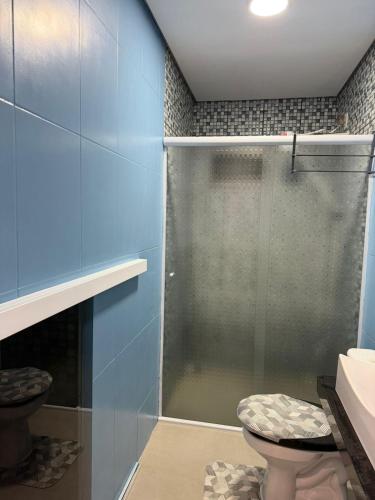 a bathroom with a glass shower and a toilet at Casa ao lado do parque Beto carreiro da de ir a pé para o parque João carlos casas in Penha