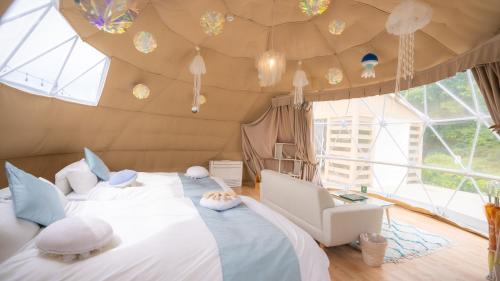 a bedroom with a large bed in a room with a ceiling at yamagata glam in Murayama