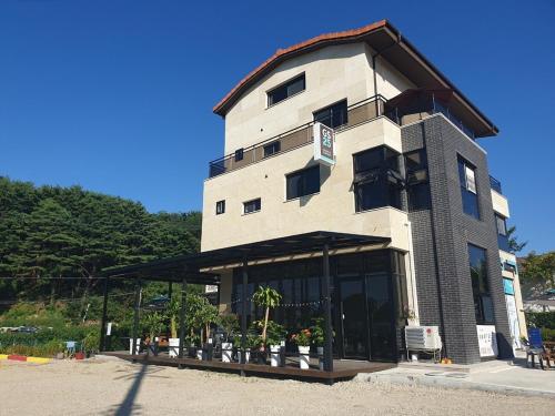 a tall building with a lot of windows at Gosung Shine House in Goseong