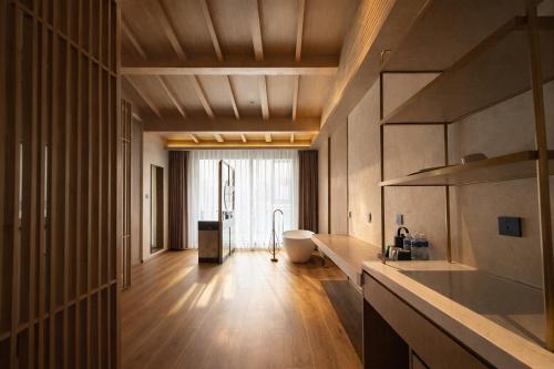 a bathroom with a tub and a toilet in a room at Tuke Light Hotel Jiuzhaigou 途客轻居酒店九寨沟店 in Jiuzhaigou