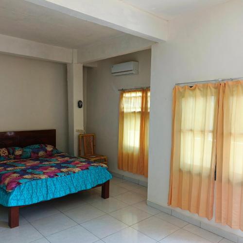 a bedroom with a bed and a window at Pondok Diana 3 in Jasri