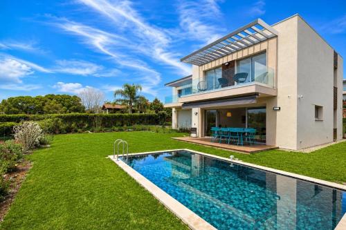 Contemporary luxury villa in Antibes 3 bedrooms 6 guests Pool & parki