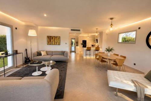 Contemporary luxury villa in Antibes 3 bedrooms 6 guests Pool & parki
