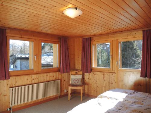 サースフェーにあるChalet Laquinの窓付きの部屋にベッド付きのベッドルーム1室があります。