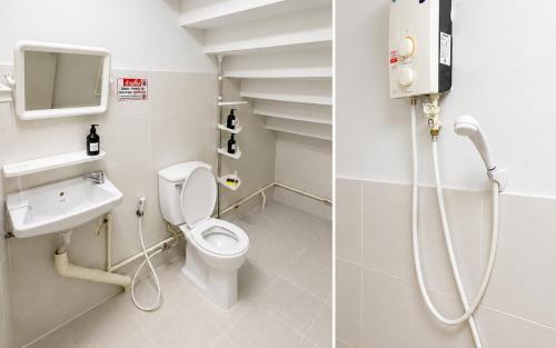 ein Badezimmer mit Toilette und Waschbecken in der Unterkunft ST Apartment in Dusit