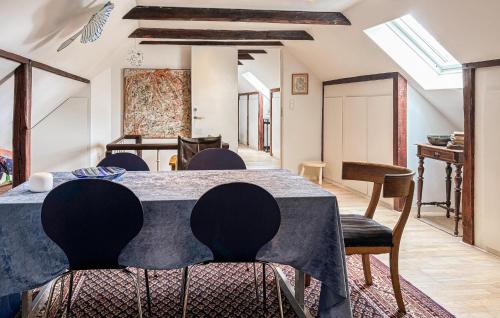 a dining room with a table and chairs at Stunning Apartment In Holstebro With Wifi in Holstebro