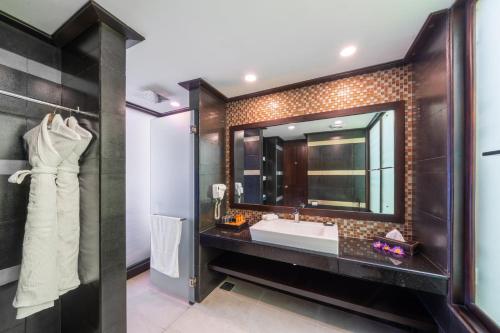a bathroom with a sink and a mirror at Citrus Waskaduwa in Kalutara