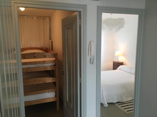 ル・テュケ・パリ・プラージュにあるL'eau Viveのベッドルームに通じるドア、ベッド1台が備わる部屋