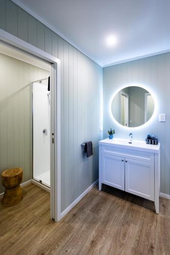 a bathroom with a sink and a mirror at Port Jackson Paradise in Square Top Island