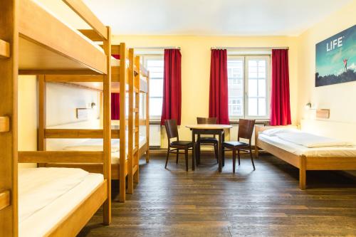 Euro Youth Hotel Munich tesisinde bir odada yatak veya yataklar