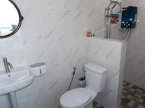 a white bathroom with a toilet and a sink at สกายวันเดอร์ ภูทับเบิก in Ban Tha Kok Hai