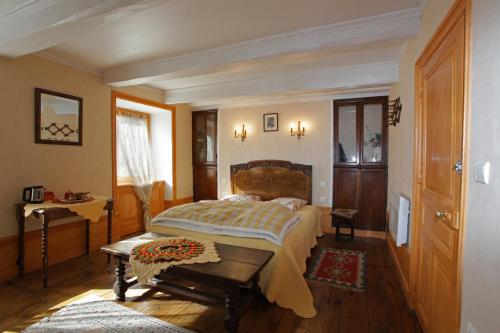 a bedroom with a bed and a table in it at le clos saint François in Beaune-sur-Arzon