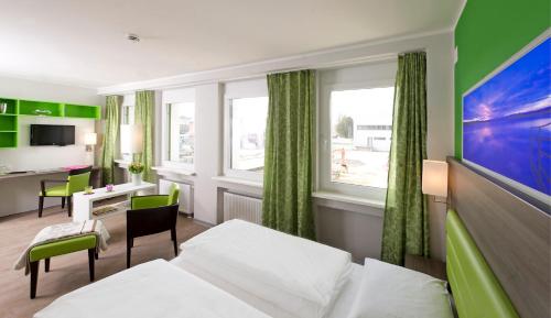 Postel nebo postele na pokoji v ubytování Bonnox Boardinghouse & Hotel