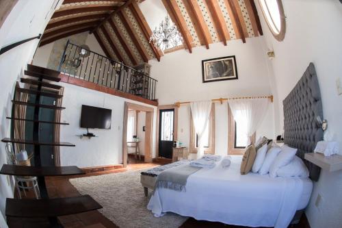 Una televisión o centro de entretenimiento en Hotel Boutique Casa Isabella