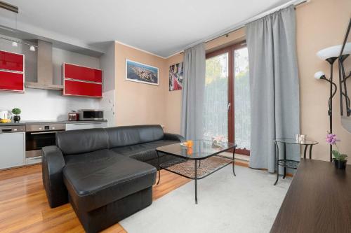 Stylish Apartment in an Ideal Location with Parking in Łódź by Noclegi Renters