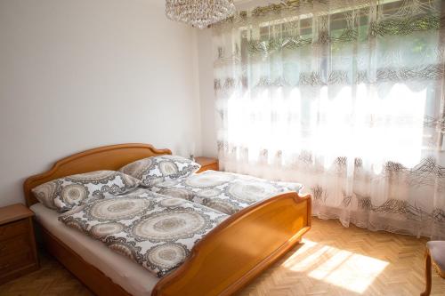 Schlafzimmer mit einem Bett und einem Fenster in der Unterkunft Gasthaus Buchegger in Krumbach Markt