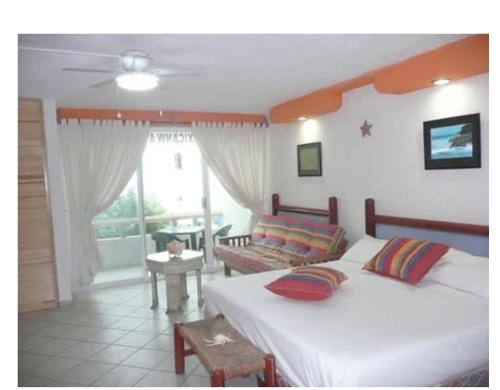 ein Schlafzimmer mit Bett und ein Wohnzimmer in der Unterkunft Cancun Beach ApartHotel by Solymar in Cancún