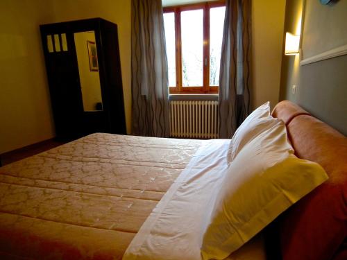 a bedroom with a bed and a window at Suite Umberto I in Assisi