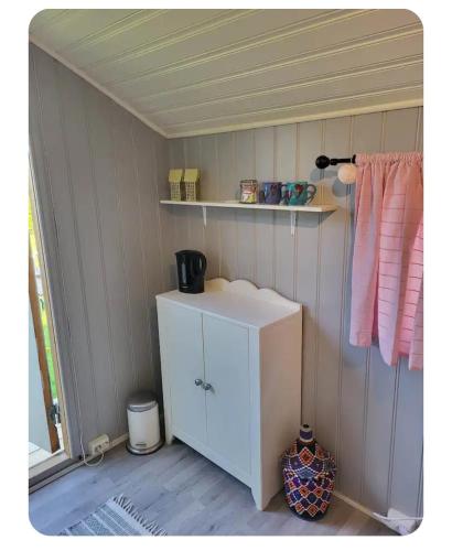 a small room with a small cabinet and a window at Casa Peaceful in Mysen