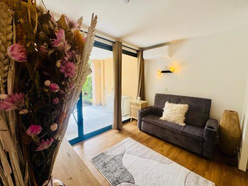 Beautiful 2-bedroom apartment - pool - private park - tennis