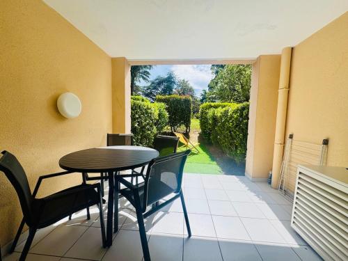 Beautiful 2-bedroom apartment - pool - private park - tennis