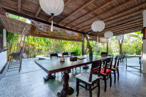 a dining room with a table and chairs at Lea's Garden in An Bàn (2)